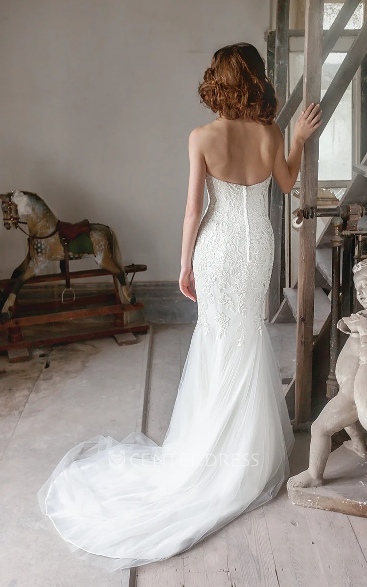 Sweetheart Floor-Length Appliqued Tulle Wedding Dress With Court Train