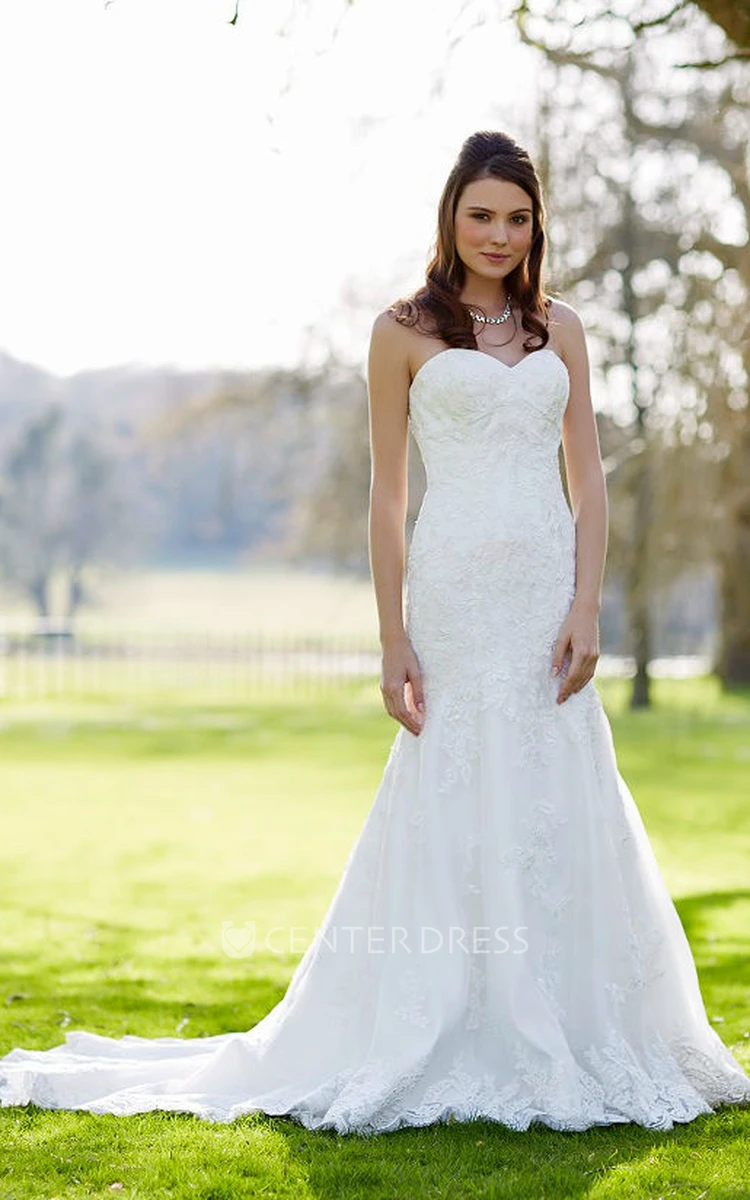 Sweetheart Floor-Length Appliqued Lace Wedding Dress With Court Train And V Back